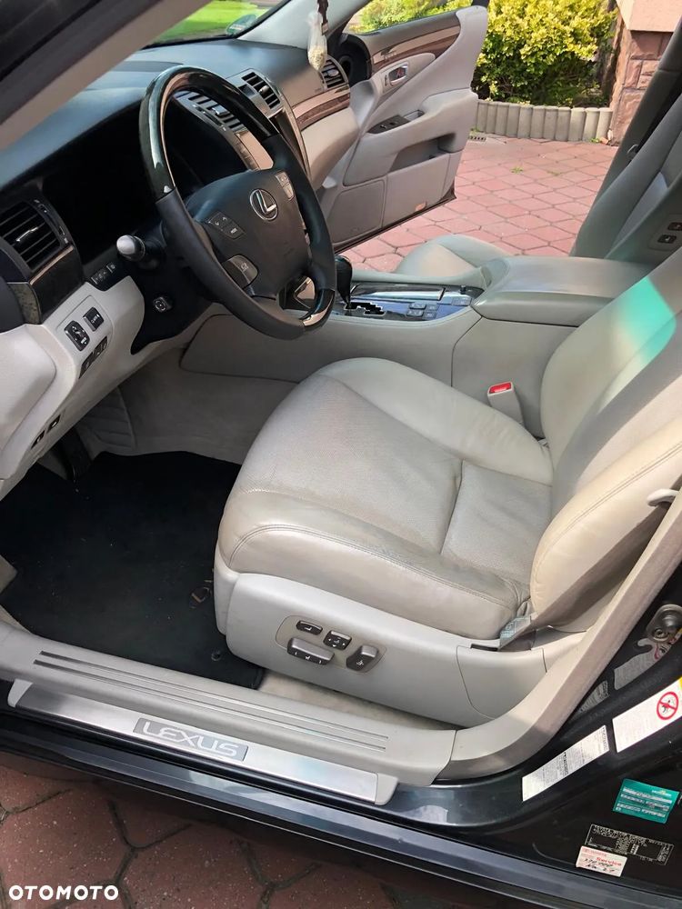 Lexus LS 460 AWD - 13