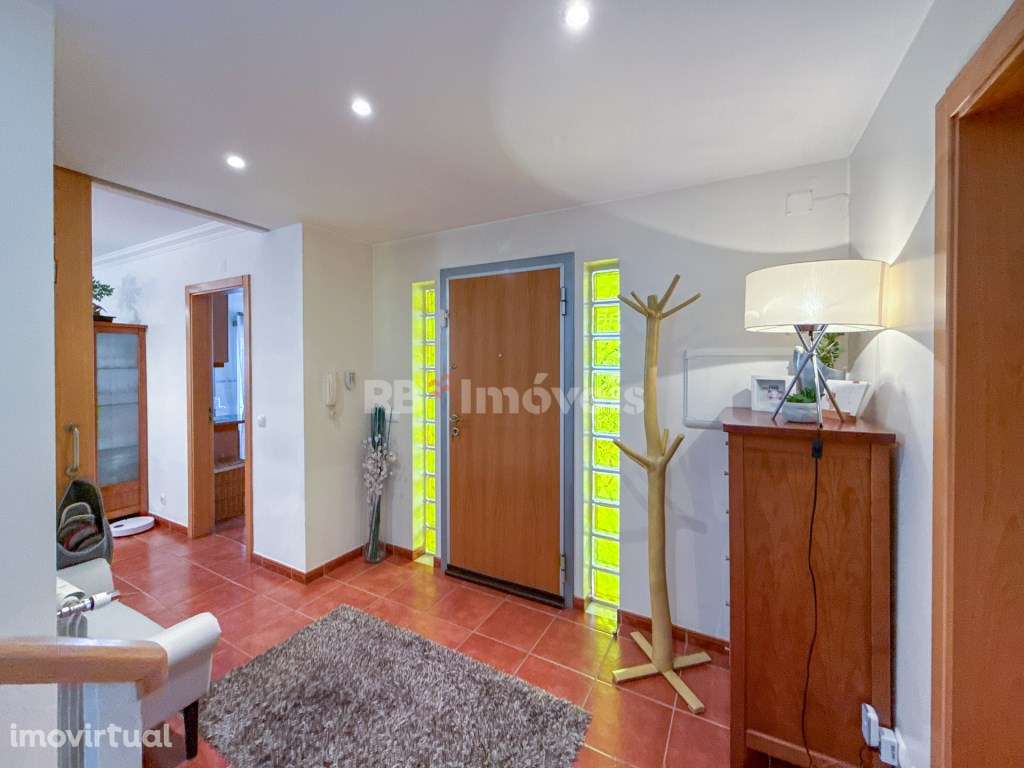 Moradia T4 c/ Piscina, Garagem e Cave, na Urbanização Casal Vidigal... - Grande imagem: 2/59