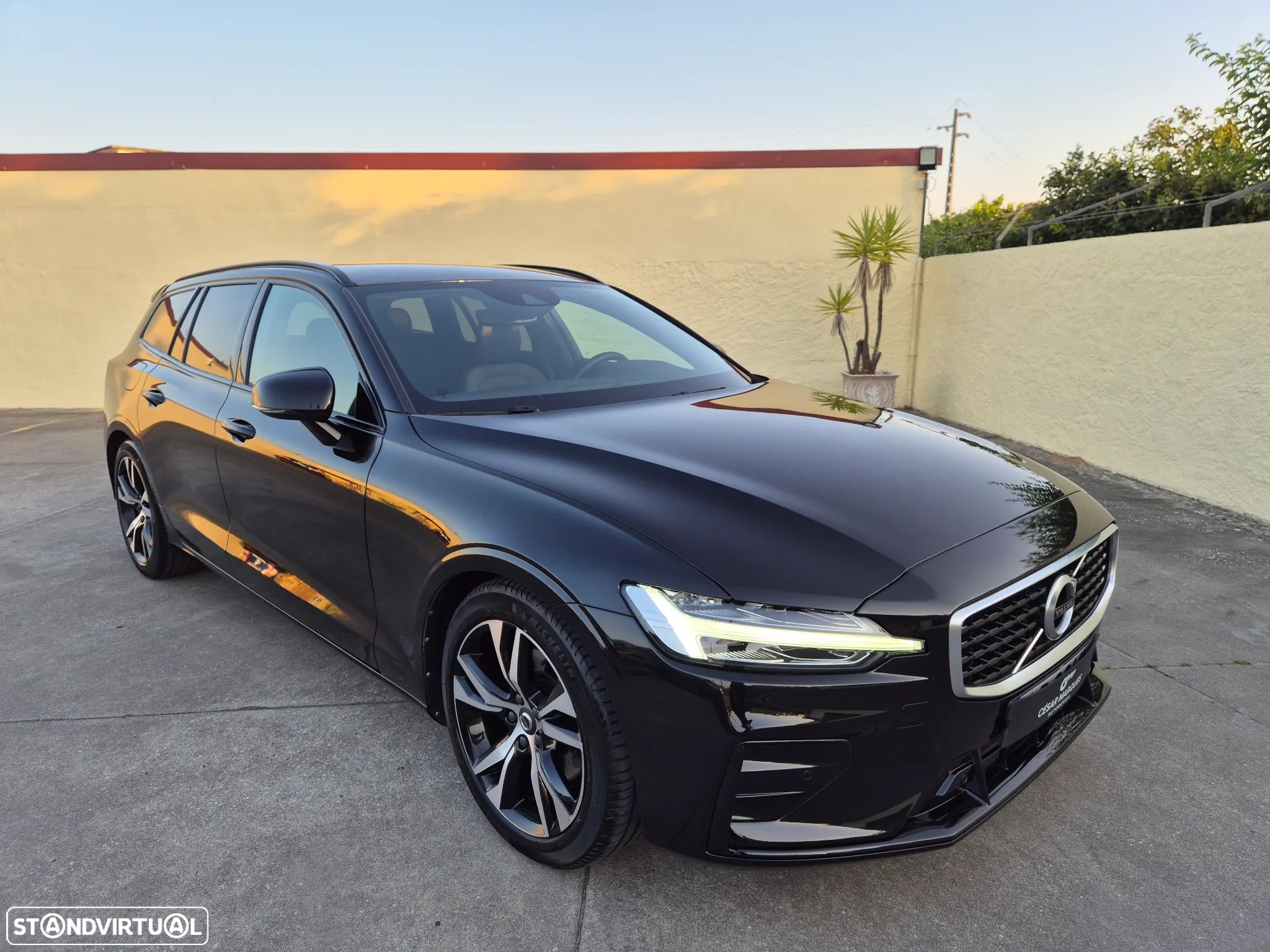 Volvo V60 2.0 D4 R-Design Geartronic - 1