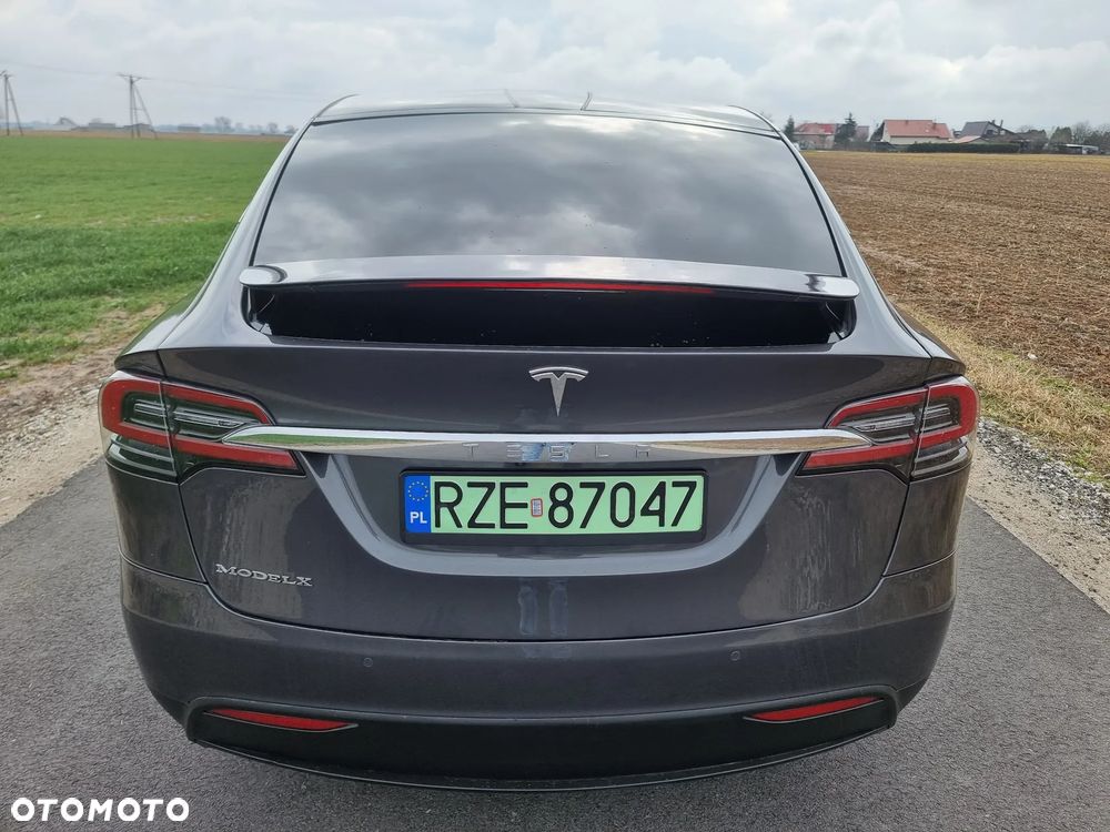 Tesla Model X - 8