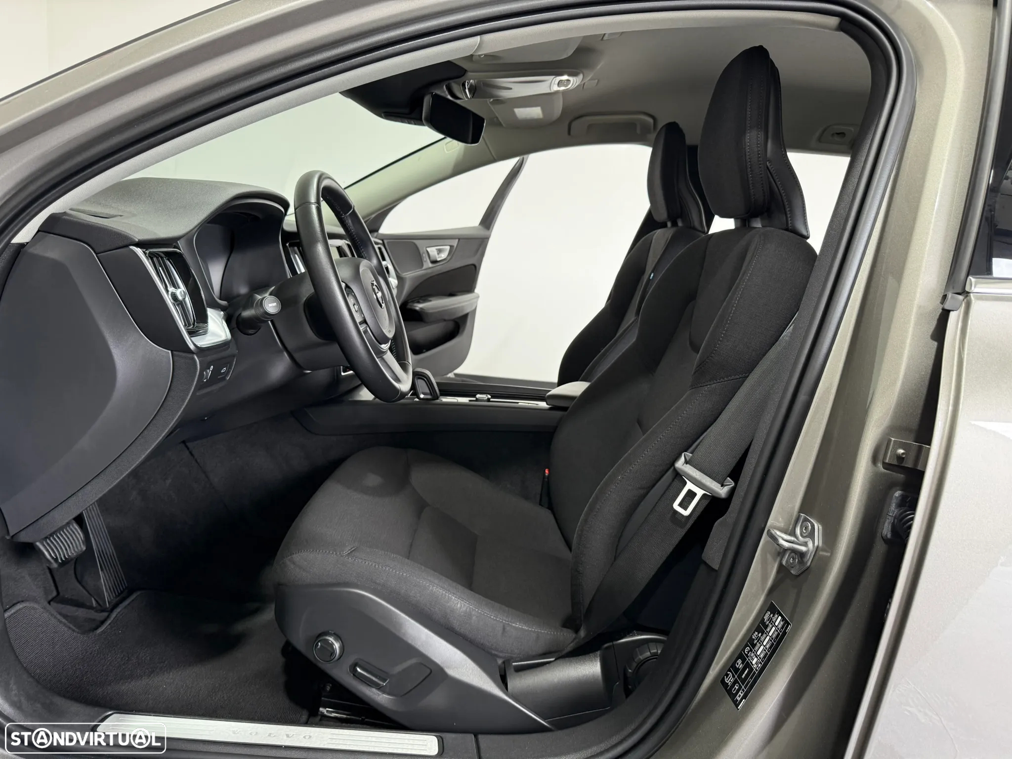 Volvo V60 2.0 B4 Momentum Geartronic - 32