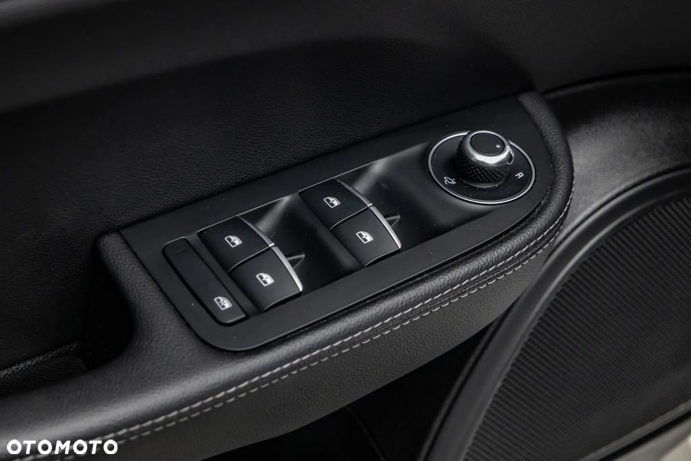 Alfa Romeo Giulia 2.0 Turbo 16V AT8-Q4 Veloce - 24