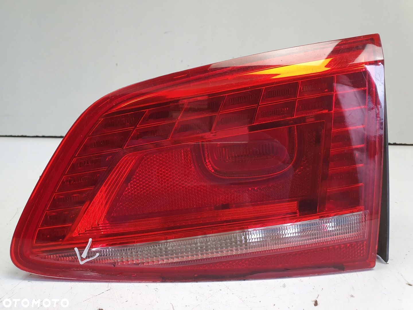 VW Passat B7 sedan 10-14 TYLNA LAMPA PRAWA W KLAPE prawy tył pasażera LED - 1