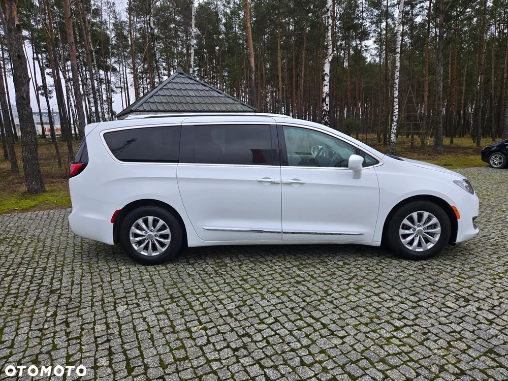 Chrysler Pacifica - 4