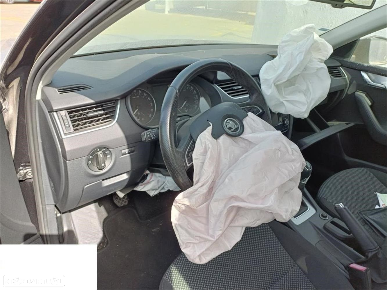 Skoda Octavia 1.6 TDI de 2015 disponível para peças MOTOR E CAIXA VENDIDO - 9