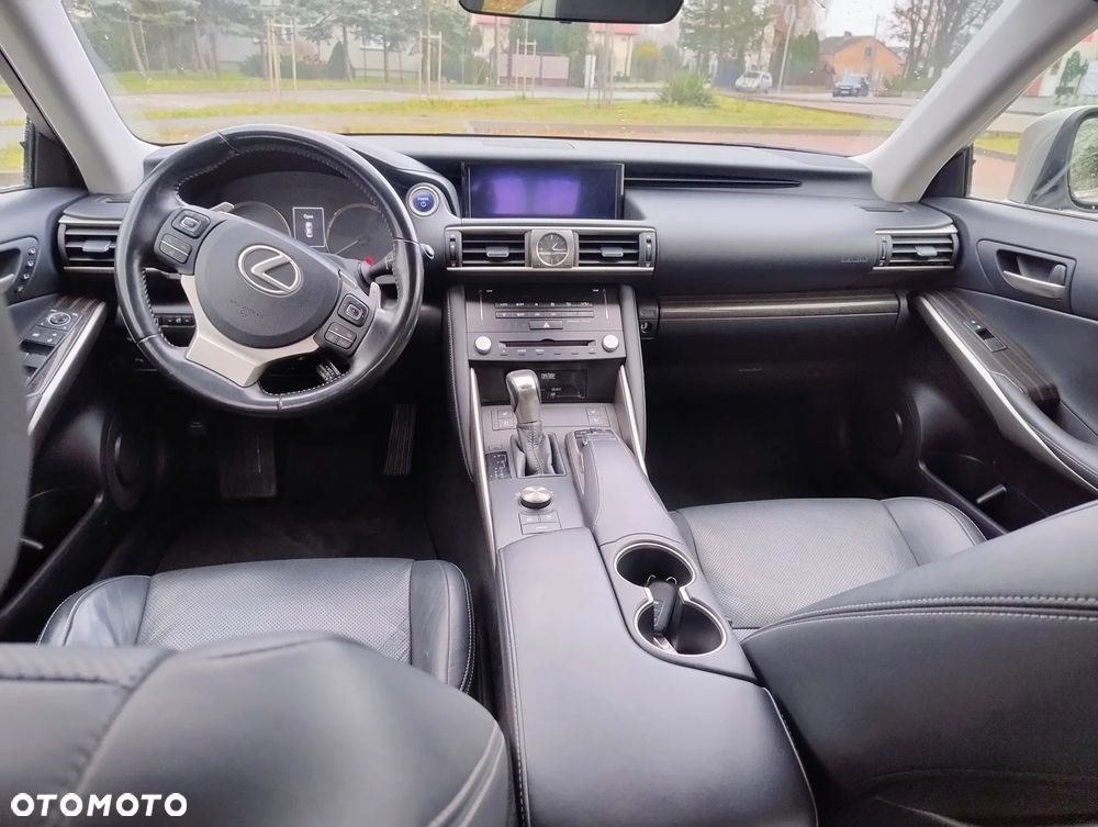 Lexus IS Luxury Line - 11