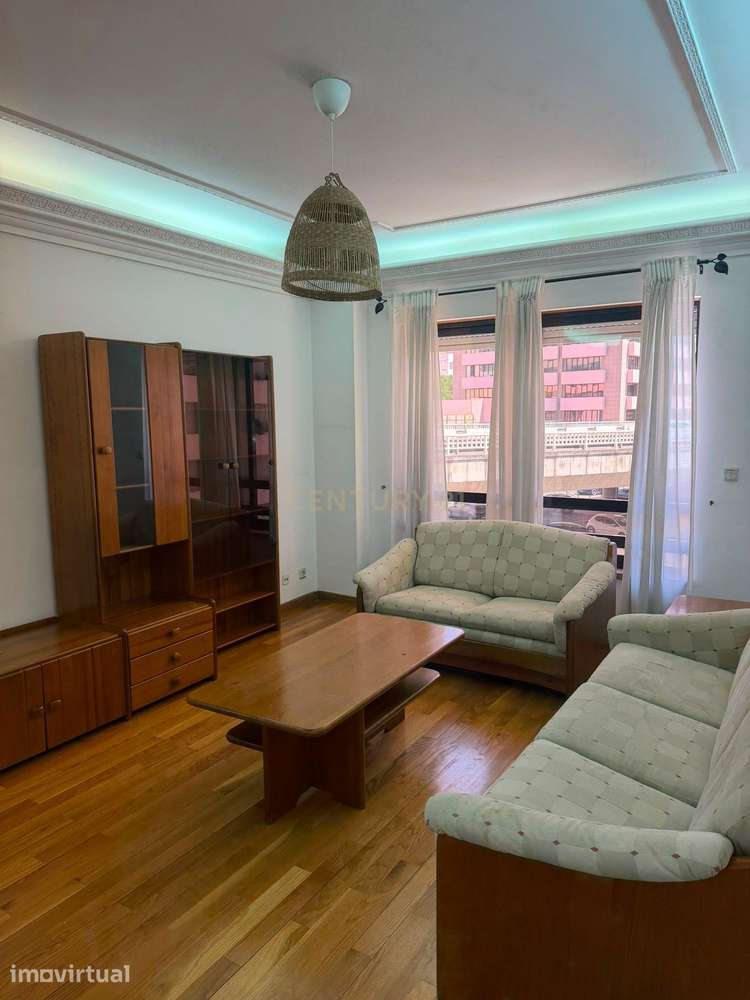 T1 mobilado com 70 m² e garagem junto ao Metro das Laranjeiras - Grande imagem: 2/18