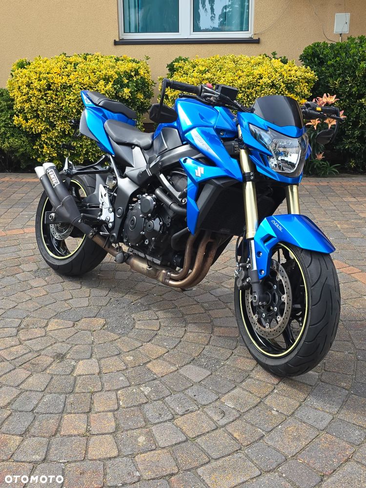 Suzuki GSR - 8