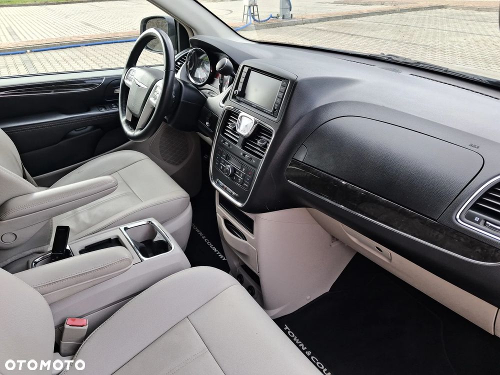 Chrysler Town & Country 3.6 Touring - 25