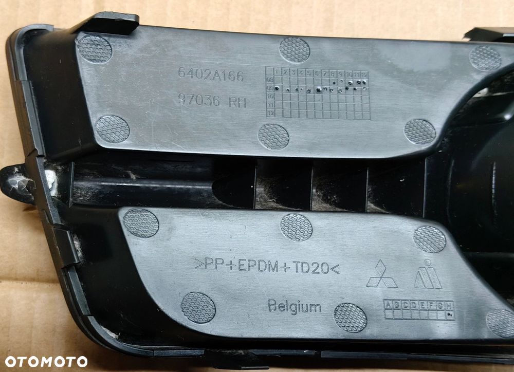 .Colt VI ramka halogenu prawa lift Mitsubishi 6402A166, 97036 - 3