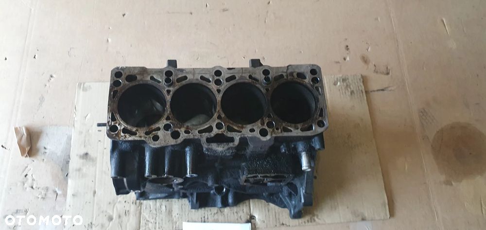 Silnik blok silnika słupek dół VW Passat B6 2.0 TDI BMP 03G103021R - 1