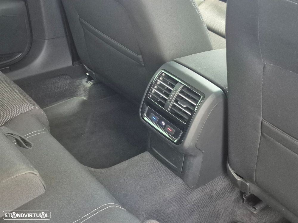 VW Passat Variant 2.0 TDI Confortline DSG - 26