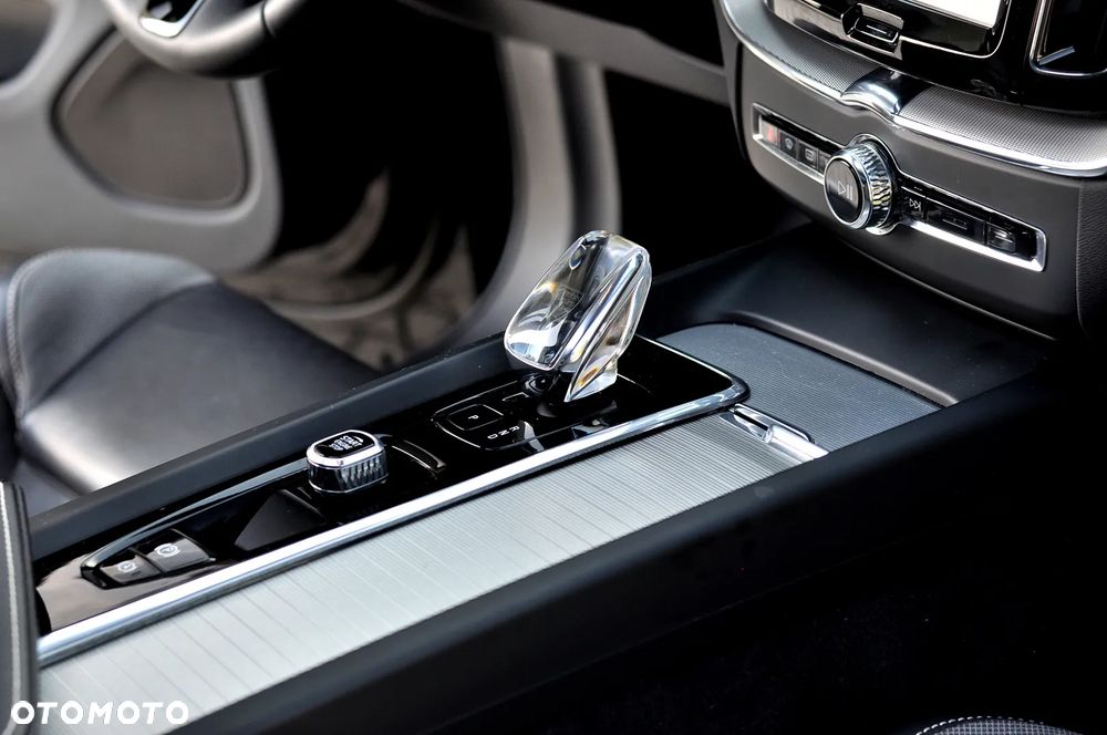 Volvo XC 60 B4 D Ultimate Dark - 32