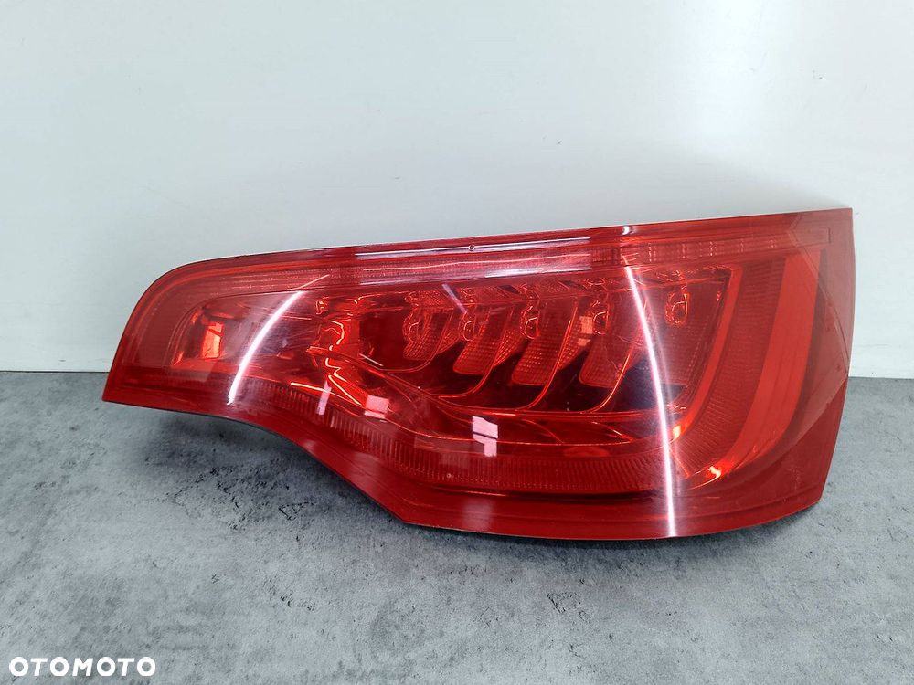 LAMPA TYLNA PRAWA W KLAPE AUDI Q7 (2005-2015)  4L0945094L - 1
