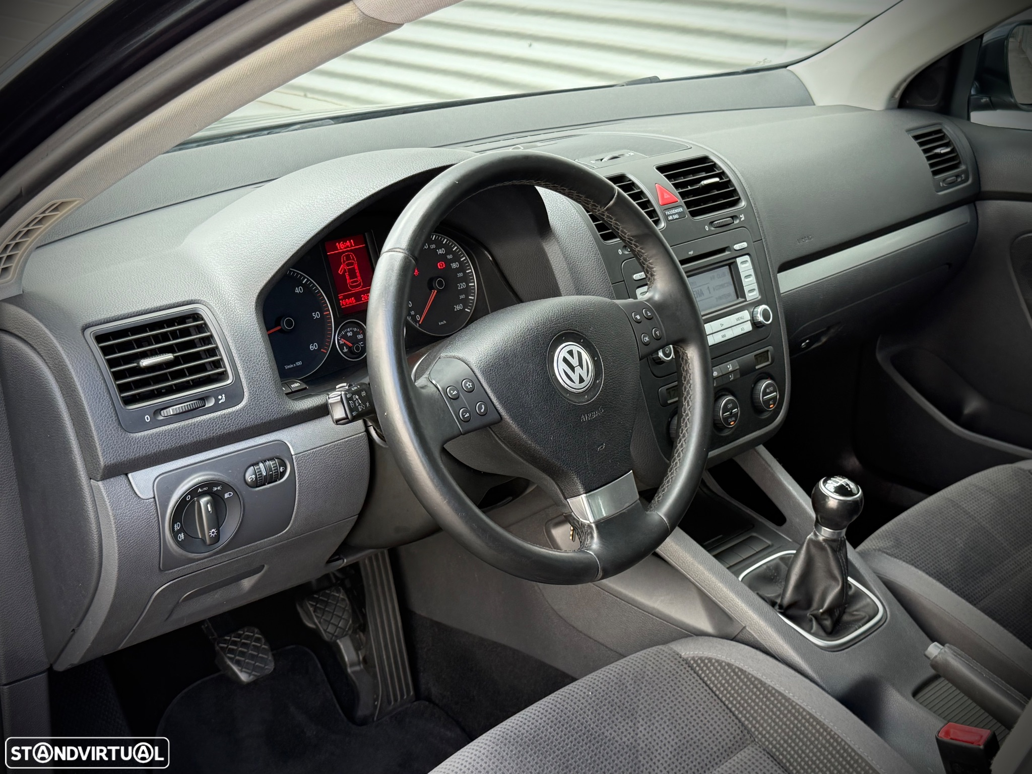 VW Jetta 1.9 TDi BlueM. Confortline - 12