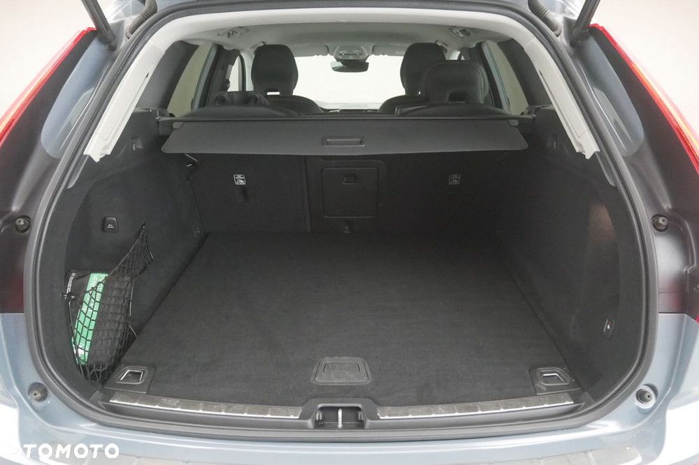Volvo XC 60 B4 D Plus Dark - 16