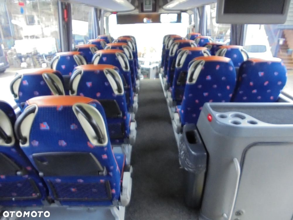 MAN R07 Lions Coach - 19