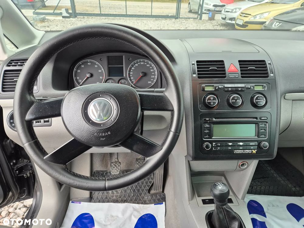 Volkswagen Touran 2.0 FSI Highline - 16