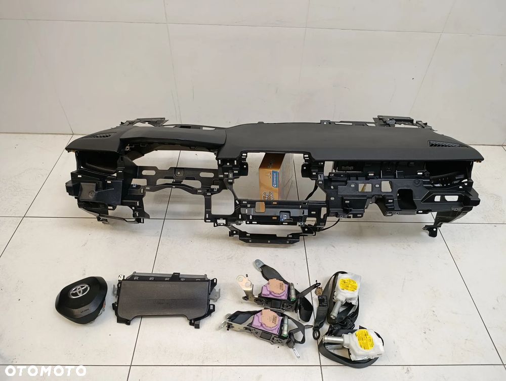 Deska konsola poduszki pasy orginał Toyota Corolla E21 - 1