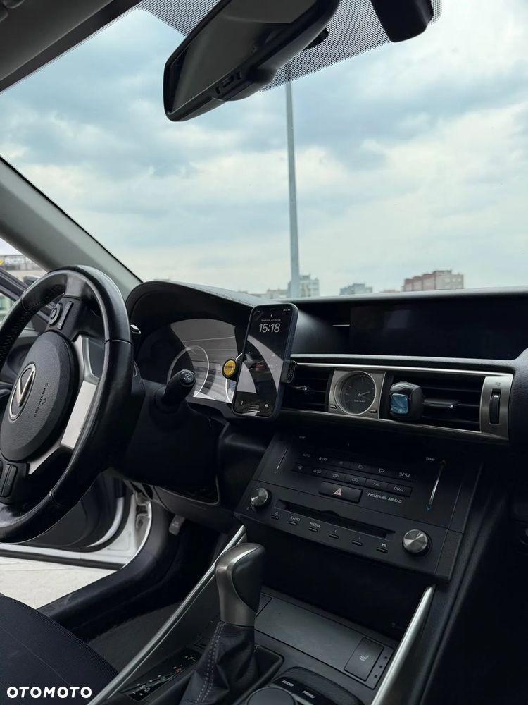 Lexus IS 300h Elegance - 9