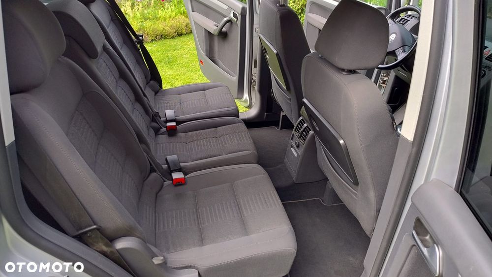 Volkswagen Touran - 11