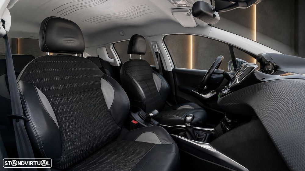 Peugeot 2008 1.2 PureTech Allure - 16