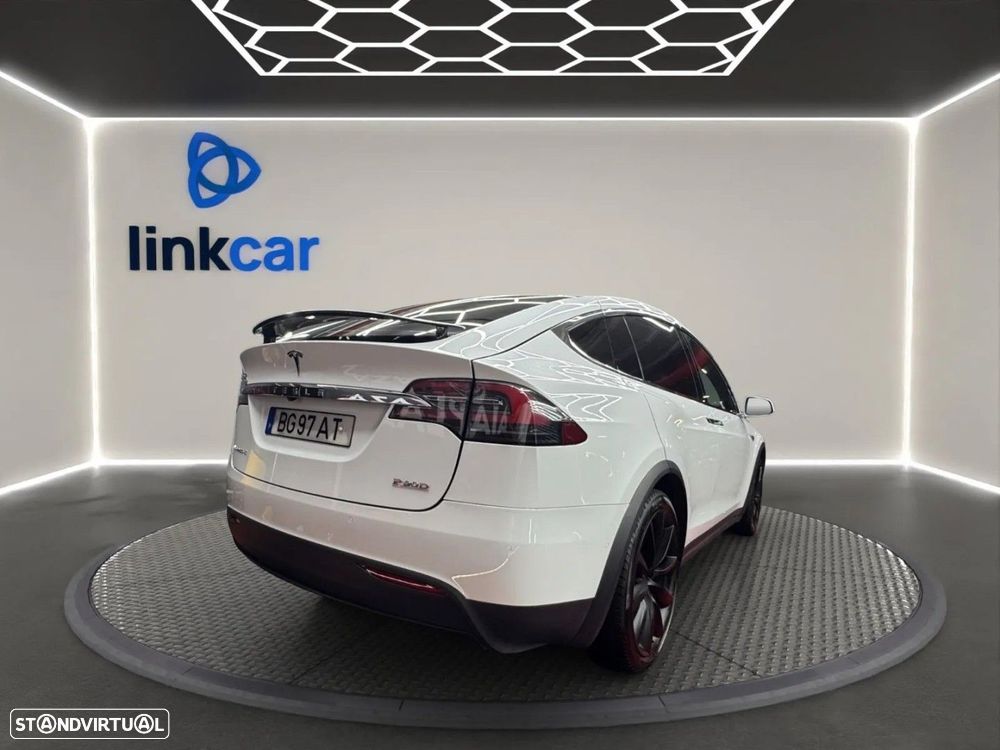 Tesla Model X - 8