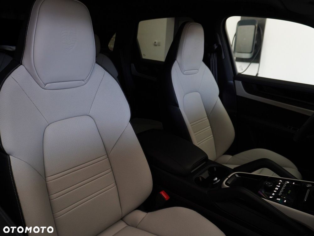 Porsche Cayenne E-Hybrid PHEV Black Edition - 24