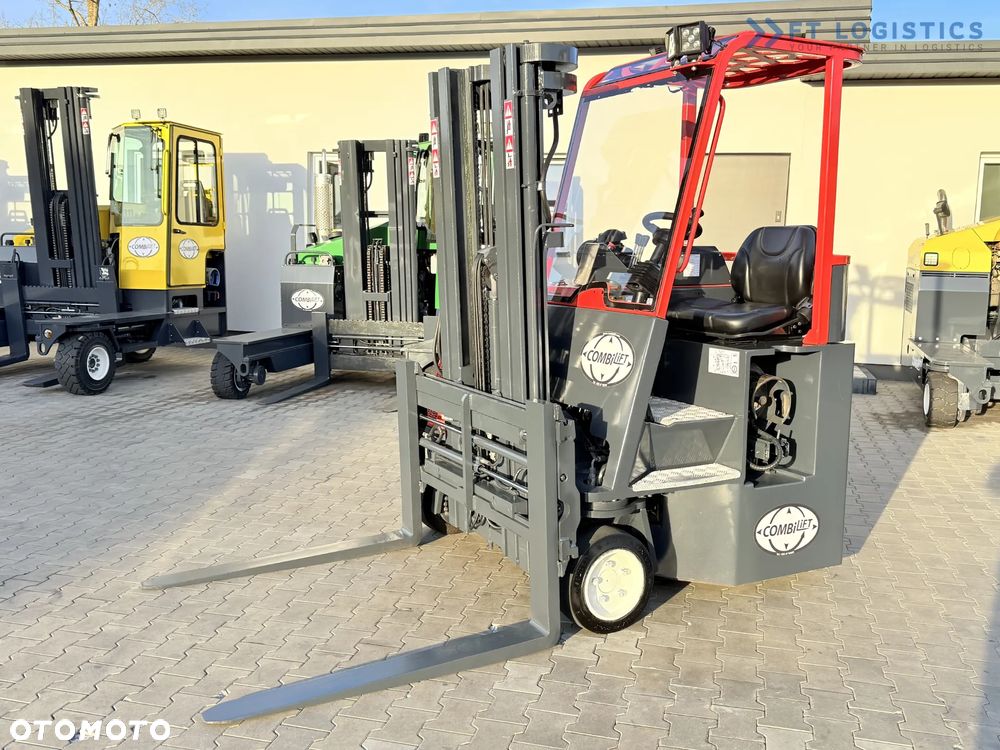 Combilift WÓZEK CZTEROKIERUNKOWY - WIELOKIERUNKOWY / C3000CB / GAS / TRIPLEX 4900MM / WOLNY SKOK / PRZESUW WIDEŁ / POZYCJONER WIDEŁ / STAN IDEALNY / Szeroka oferta wózków czterokierunkowych i bocznych, dopasowanych do różnorodnych potrzeb i zastosowań