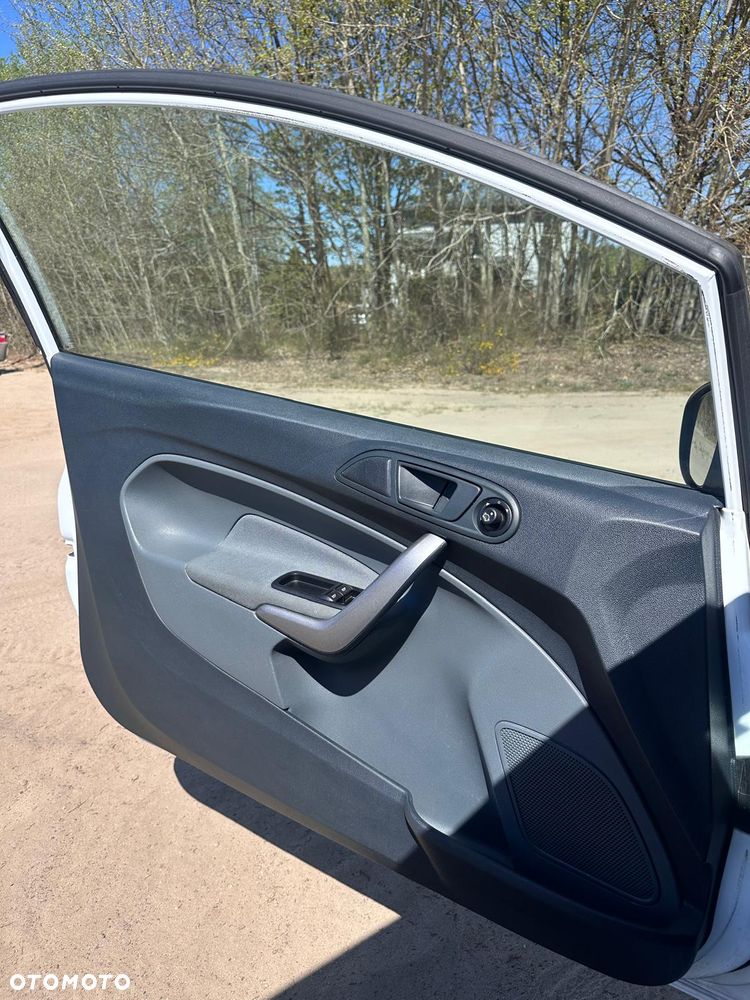 Ford Fiesta 1.25 Ambiente EU5 - 10