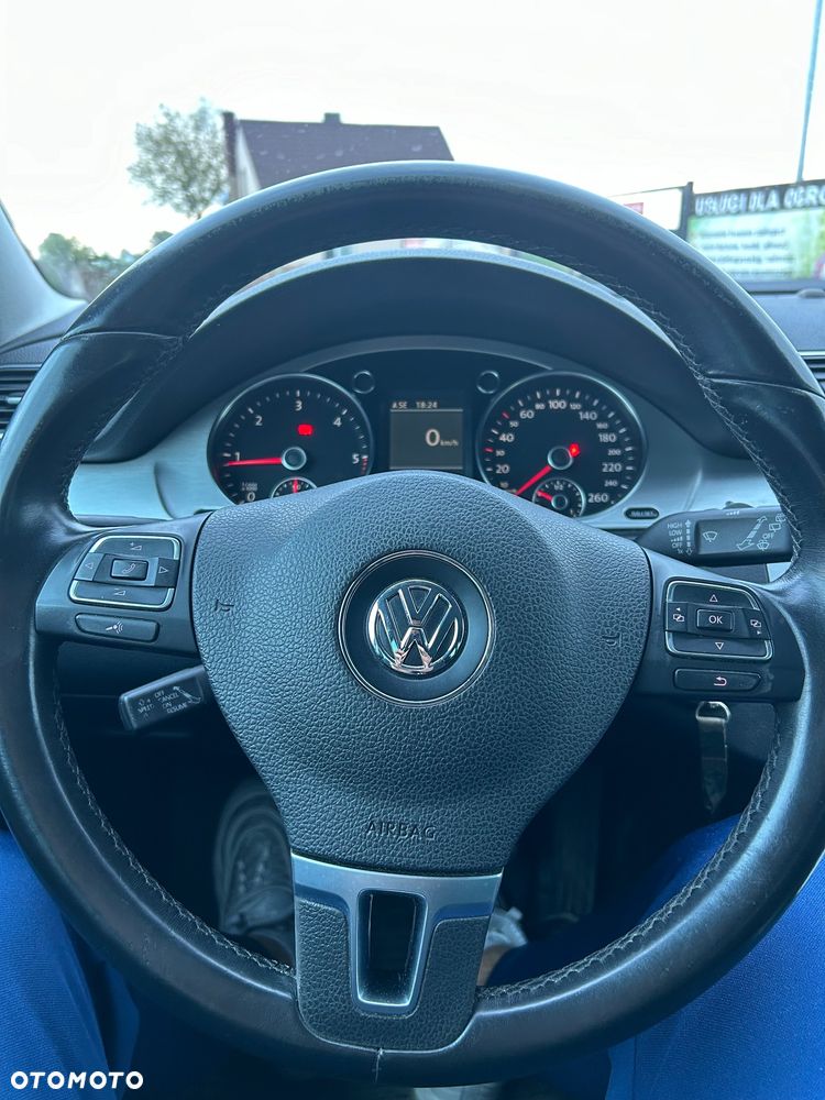 Volkswagen Passat 2.0 TDI DPF Highline - 9