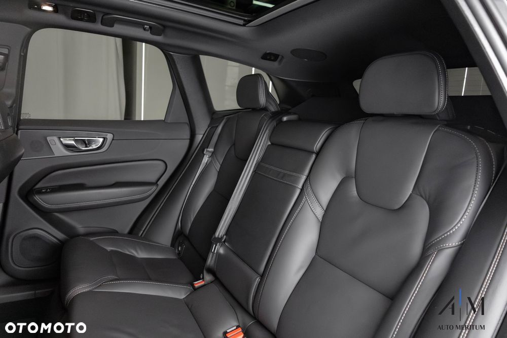 Volvo XC 60 B4 D AWD Plus Dark - 31