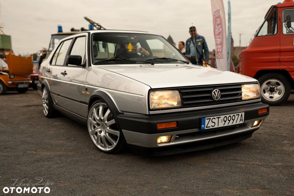 Volkswagen Jetta - 2