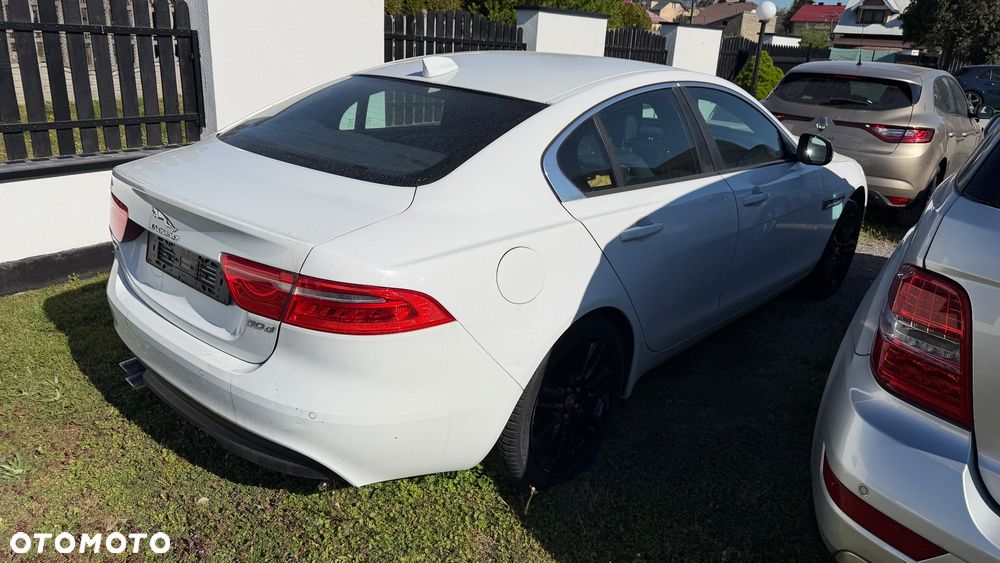Jaguar XE - 13