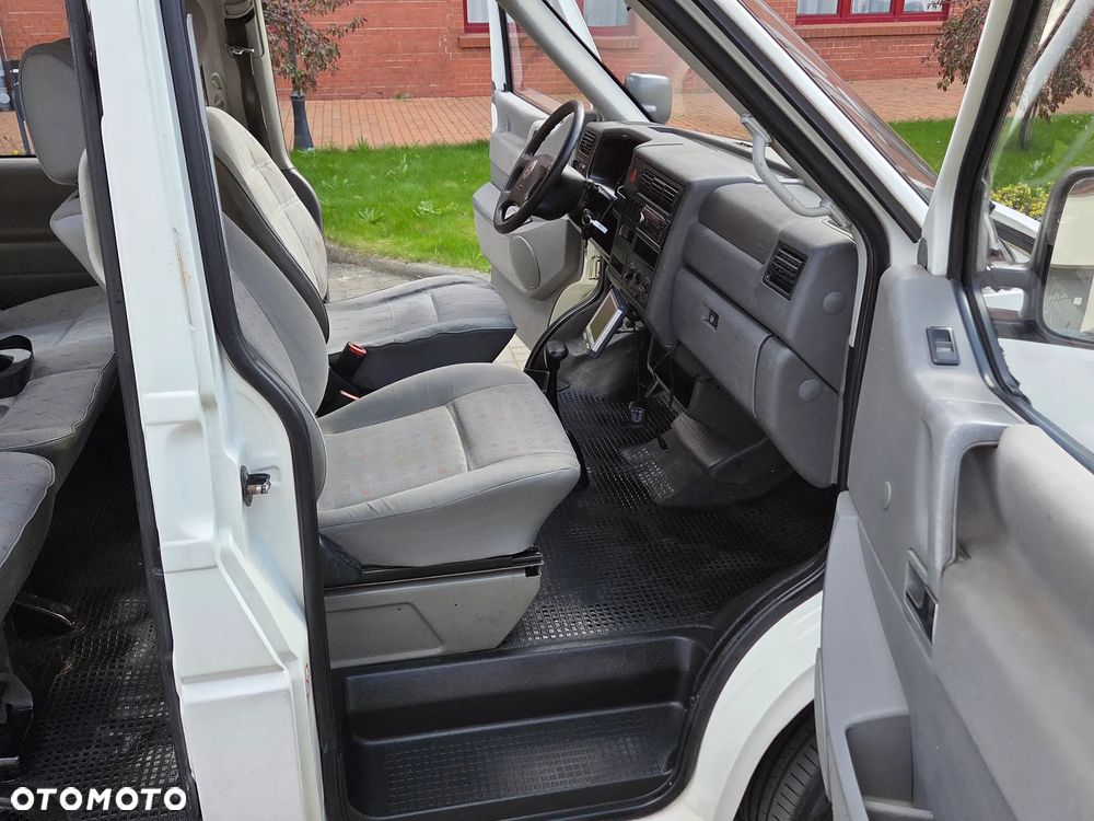Volkswagen Caravelle - 17