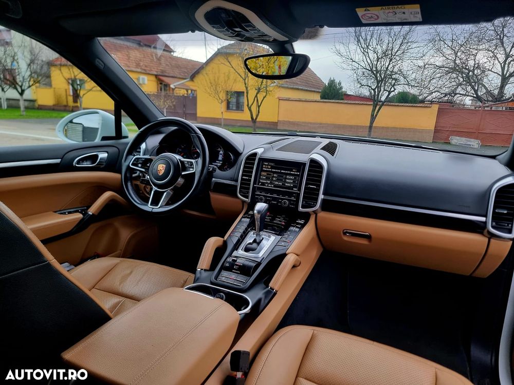 Porsche Cayenne 3.0 L - 6