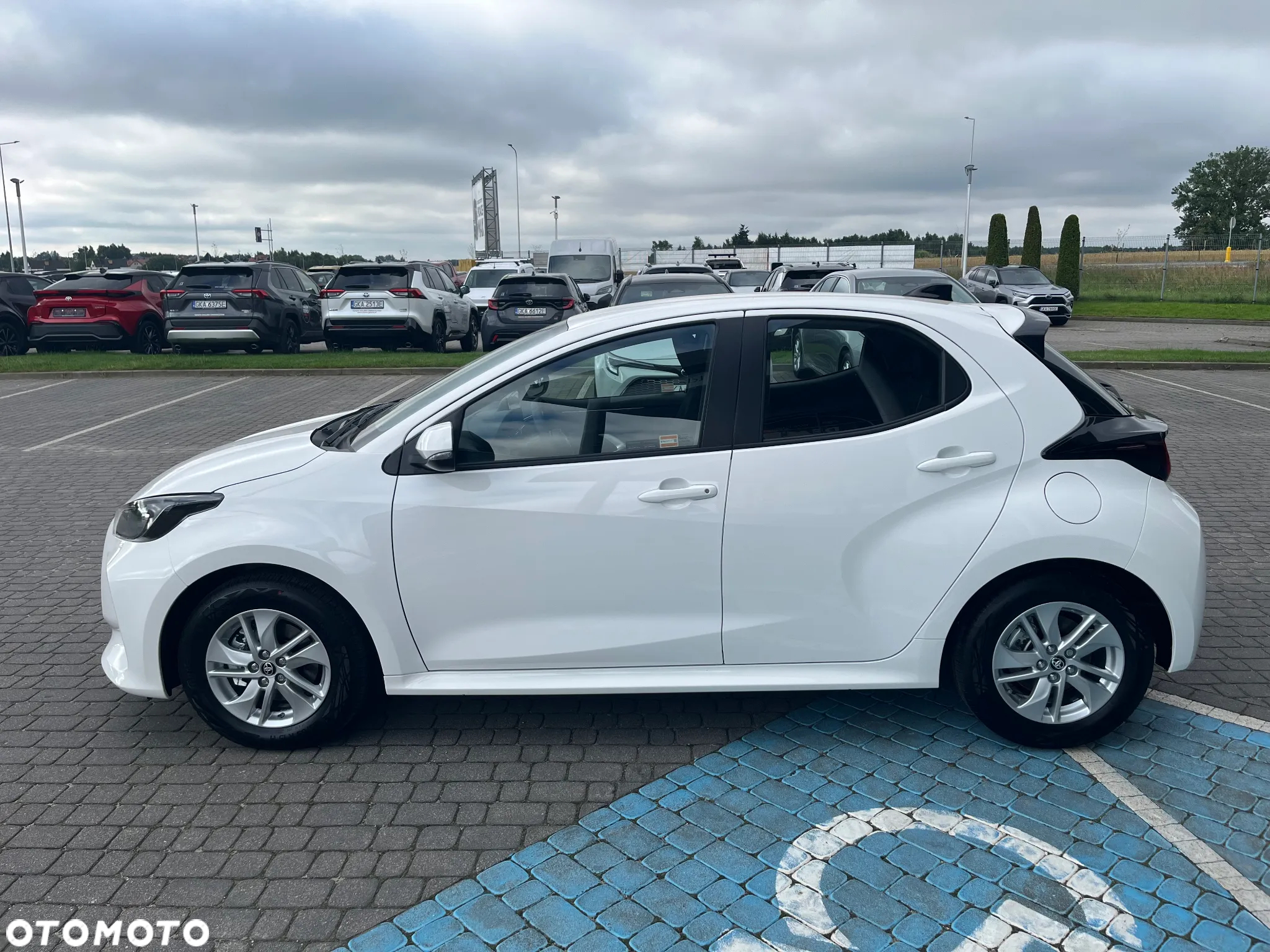 Toyota Yaris ver-hybrid-1-5-comfort - 8