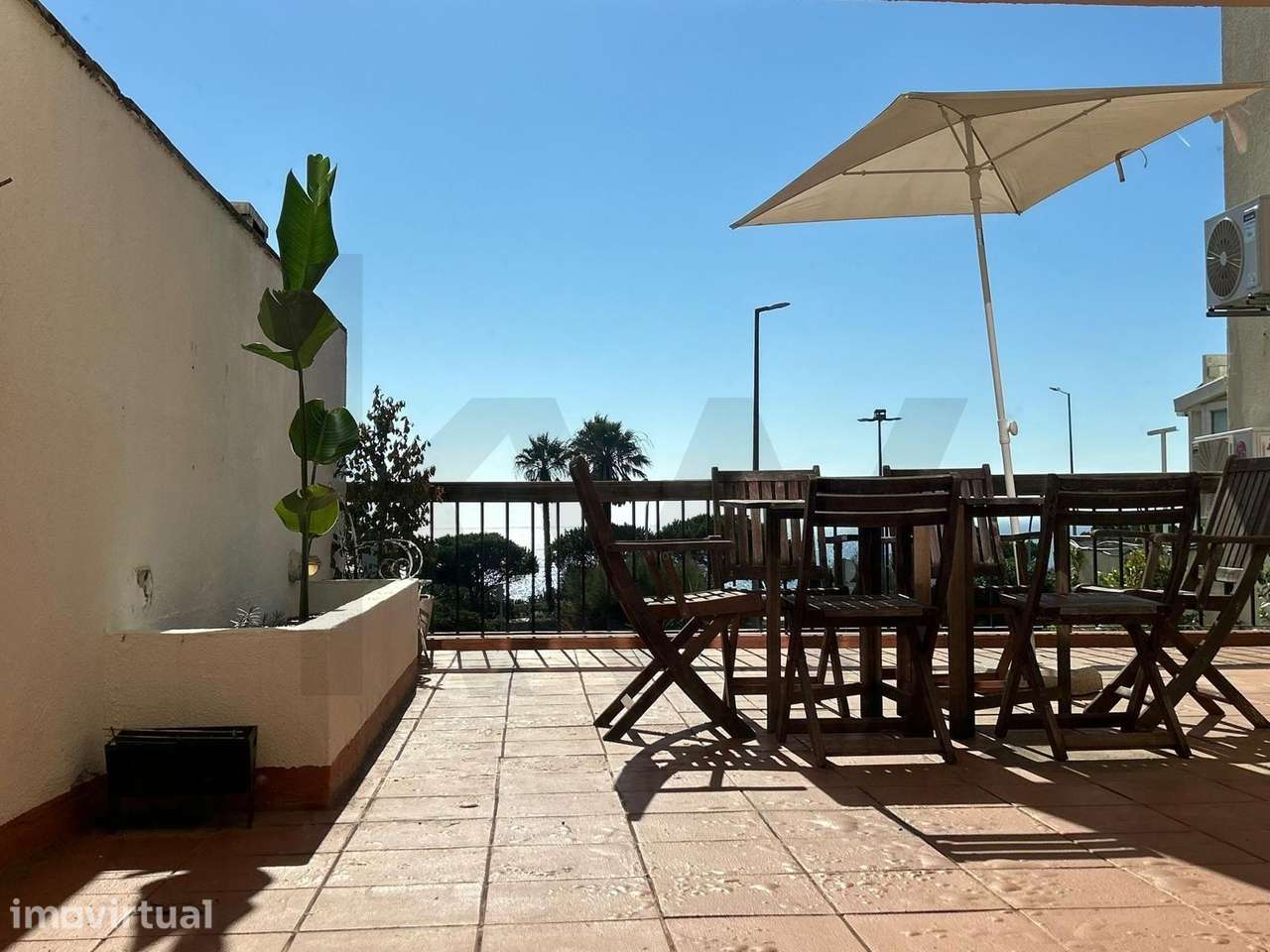 Apartamento T1 Mobilado com Terraço Privativo de 40m2 em Frente à Prai - Grande imagem: 2/15