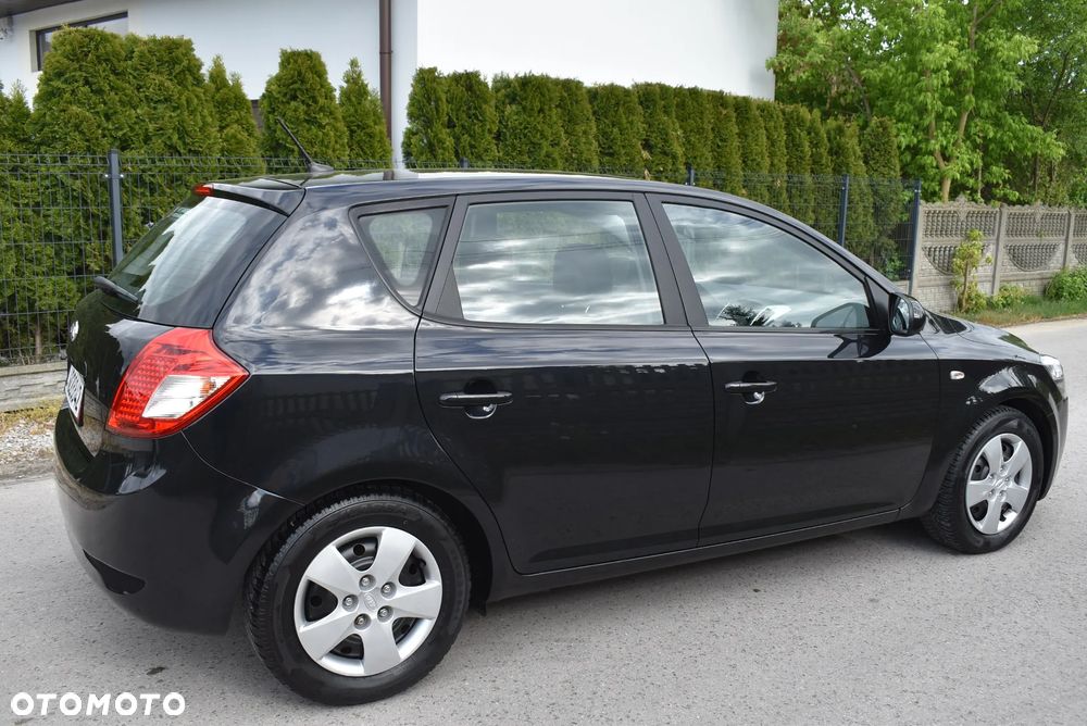 Kia Ceed - 11