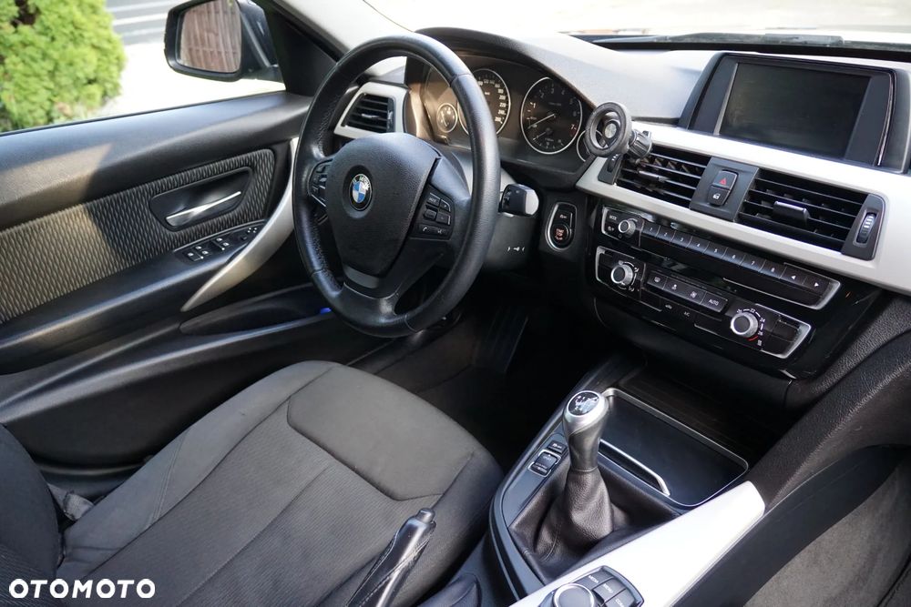 BMW Seria 3 318i - 13