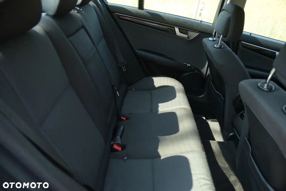 Mercedes-Benz Klasa C 180 CGI Automatik BlueEFFICIENCY Elegance - 19