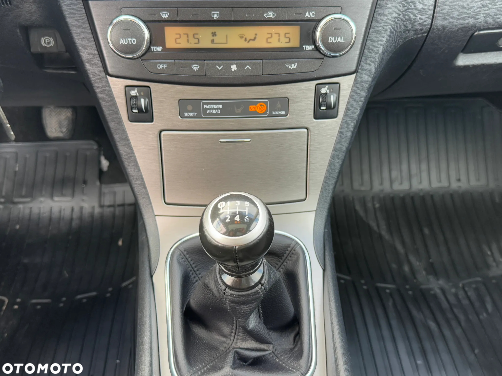 Toyota Avensis 1.8 Premium - 12