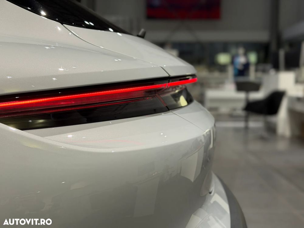 Porsche Taycan 4 - 12