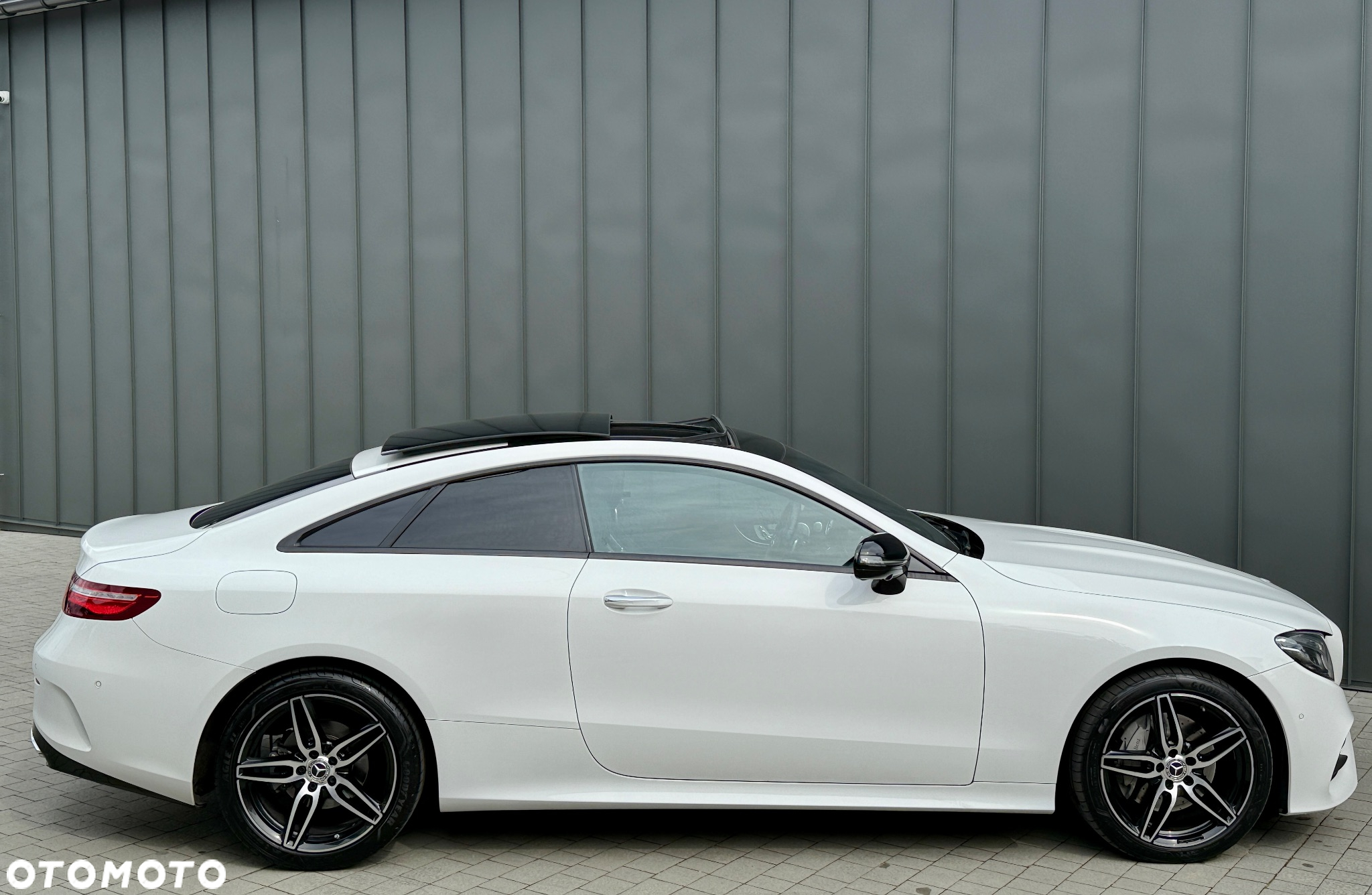 Mercedes-Benz Klasa E 220 d Coupe 4-Matic 9G-TRONIC - 17
