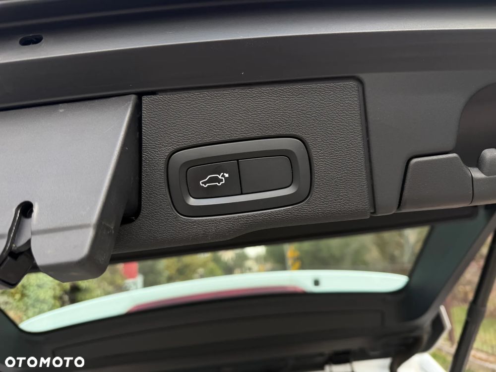 Volvo XC 60 B4 D AWD Momentum Pro - 37