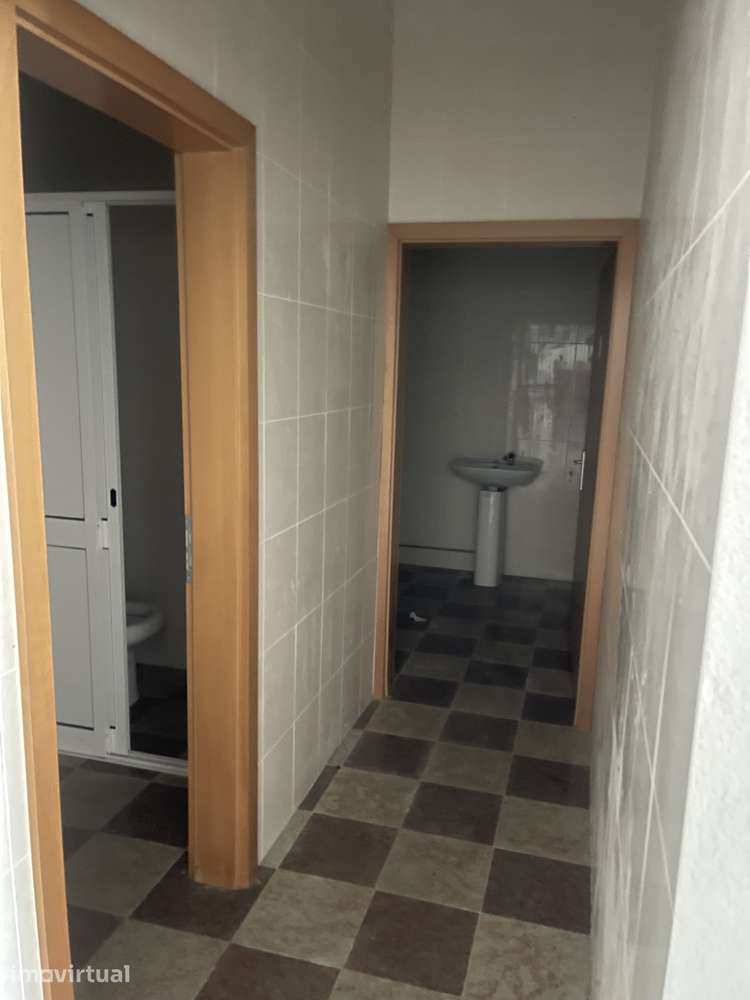 Armazém/comercial com 300m Arrendamento ou Venda IC2 /N1 Batalha - Grande imagem: 4/15