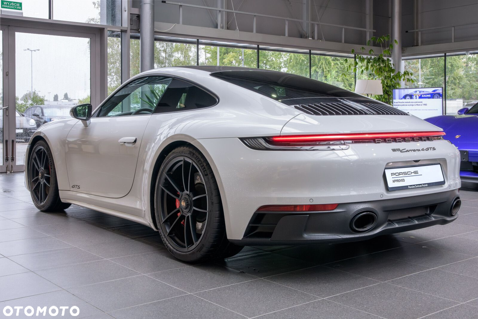 Porsche 911 Carrera 4 GTS - 3