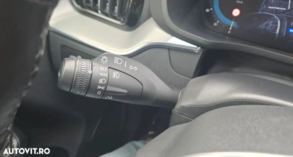 Volvo XC 60 B4 MHEV AWD R-Design - 32