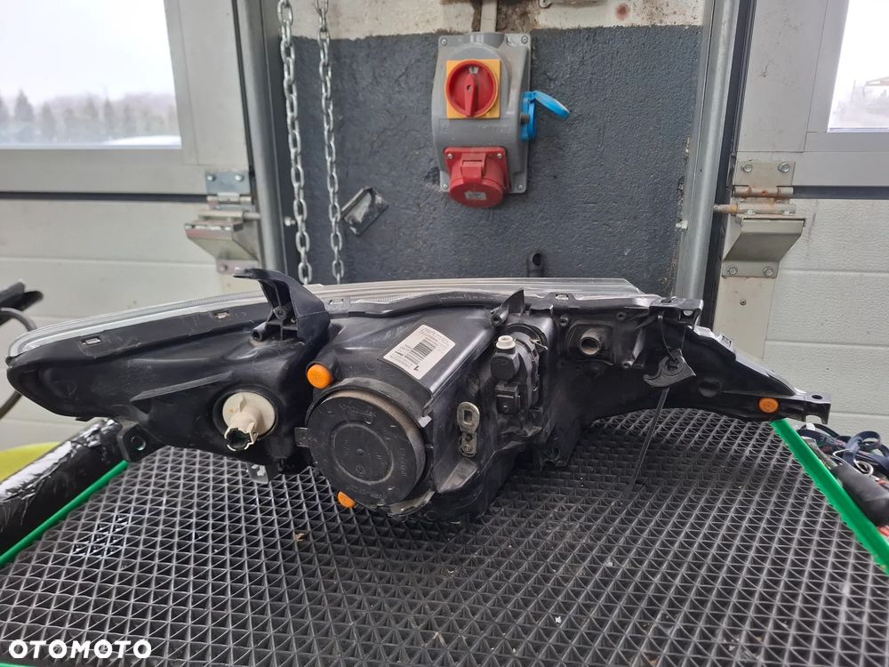 TOYOTA AURIS E18 1.8 HYBRYDA HB LAMPA LEWY PRZÓD - 3
