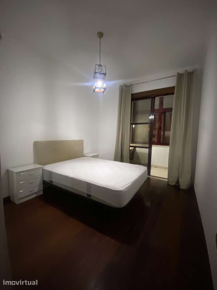 Quarto individual em apartamento sossegado junto à rodoviária